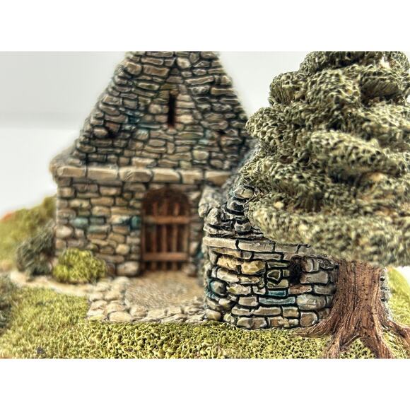 Lilliput Lane Irish Collection Cottage w Tower Damage – Retired Collectible - Picture 5 of 10